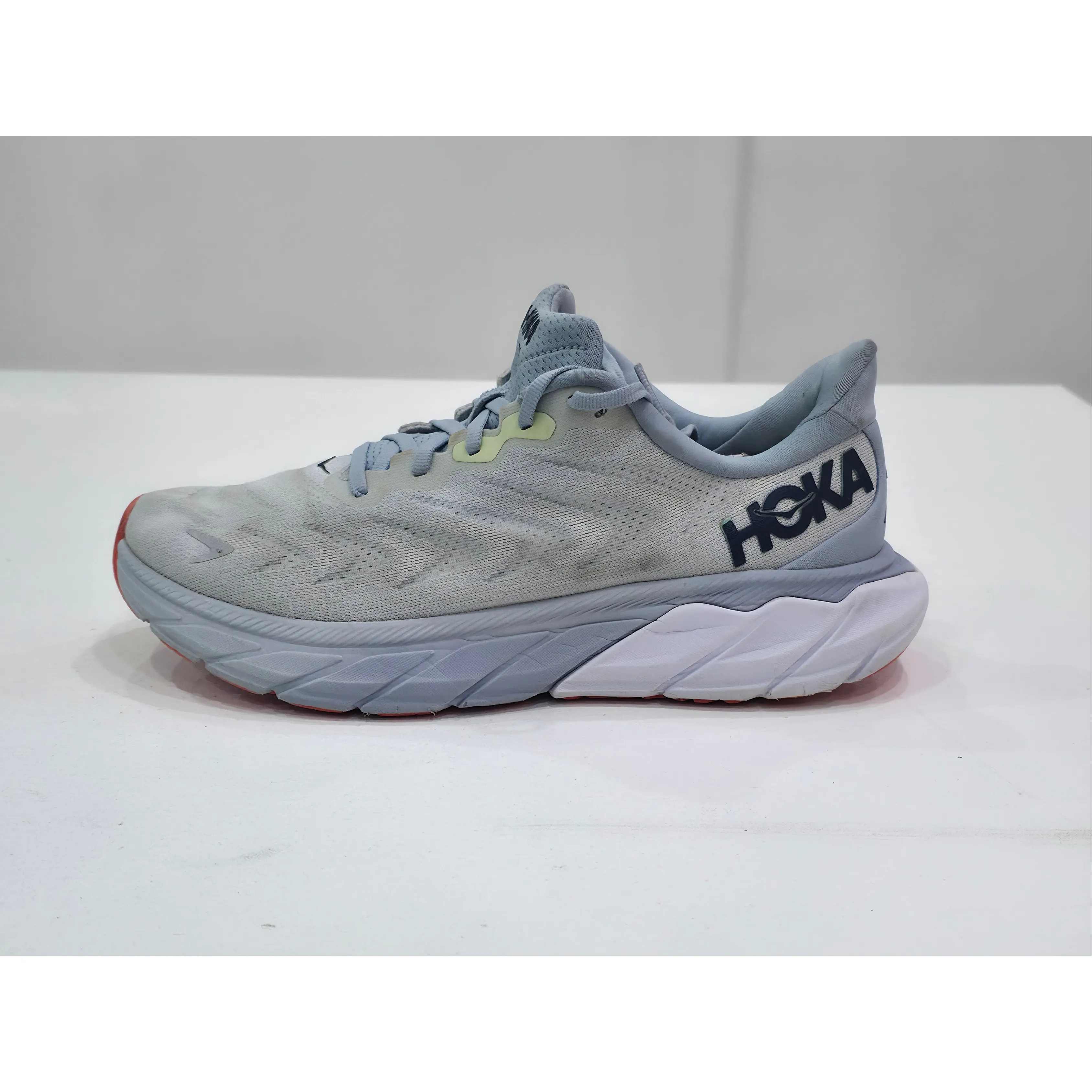 Hoka Arahi 6 side left